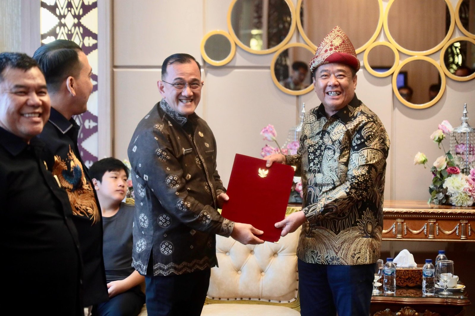 Tiba di Bandara SMB II Palembang, Wagub Cik Ujang Terima Surat Penunjukan Plt Gubernur Sumsel
