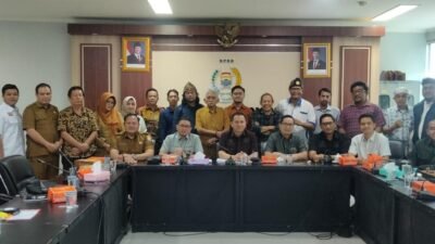 Aliansi Masyarakat Peduli Cagar Budaya (AMPCB) bersama zuriat dan kuasa hukum Pangeran Kramojayo, budayawan dan sejarawan kota Palembang resmi mengadukan pengerusakan Komplek Pemakaman Pangeran Kramojayo ke Komisi IV DPRD Palembang, Senin (24/2).