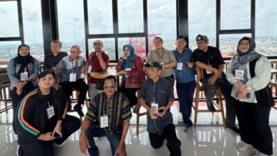 Sultan Palembang Darussalam, Sultan Mahmud Badaruddin (SMB) IV Jaya Wikrama RM Fauwaz Diradja, bersama pengunjung lainnya sempat menikmati wisata di menara Jembatan Ampera, Sabtu (1/2/2025) Foto: Dudi
