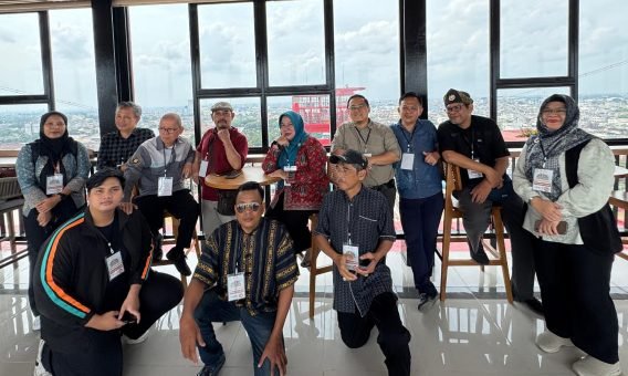 Sultan Palembang Darussalam, Sultan Mahmud Badaruddin (SMB) IV Jaya Wikrama RM Fauwaz Diradja, bersama pengunjung lainnya sempat menikmati wisata di menara Jembatan Ampera, Sabtu (1/2/2025) Foto: Dudi