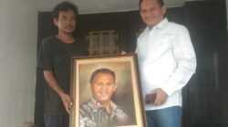 Pusat Kajian Sejarah Sumatra Selatan (Puskass) memberikan sebuah lukisan bergambar Pj Walikota Palembang Dr. Cheka Virgowansyah. (Foto: Humas Puskass)