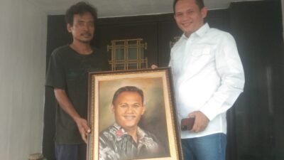 Pusat Kajian Sejarah Sumatra Selatan (Puskass) memberikan sebuah lukisan bergambar Pj Walikota Palembang Dr. Cheka Virgowansyah. (Foto: Humas Puskass)