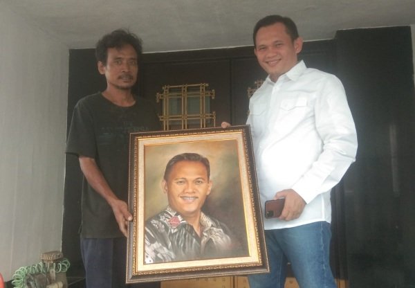 Pusat Kajian Sejarah Sumatra Selatan (Puskass) memberikan sebuah lukisan bergambar Pj Walikota Palembang Dr. Cheka Virgowansyah. (Foto: Humas Puskass) 
