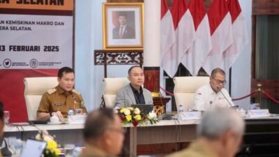 Pj Gubernur Sumsel, Elen Setiadi saat memimpin langsung Rapat Koordinasi (Rakor) Sinergi Program Pengentasan Kemiskinan Kabupaten dan Kota se Sumsel, bertempat di Griya Agung Palembng, Senin (3/2/2025). Foto: Humas Pemprov Sumsel