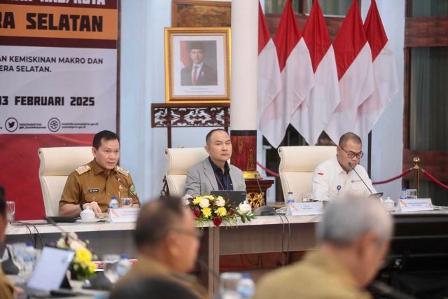 Pj Gubernur Sumsel, Elen Setiadi saat memimpin langsung Rapat Koordinasi (Rakor) Sinergi Program Pengentasan Kemiskinan Kabupaten dan Kota se Sumsel, bertempat di Griya Agung Palembng, Senin (3/2/2025). Foto: Humas Pemprov Sumsel