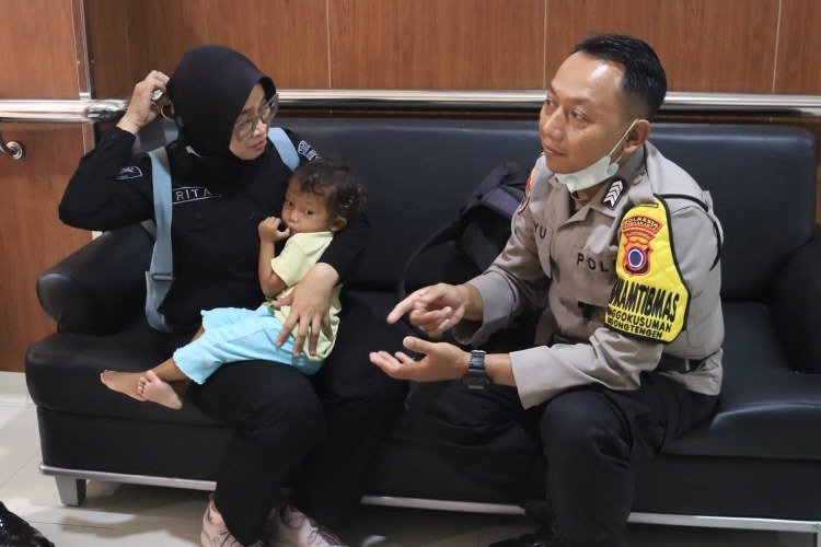 Petugas Kepolisian Resort Kota Yogyakarta saat melakukan pengecekan terhadap kondisi balita penderita tumor. (Foto : Dokkes Polresta Yogya)