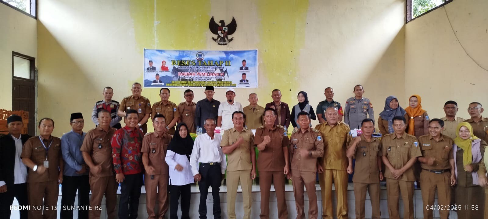 Anggota DPRD Kabupaten Lahat menggelar reses tahap II di Dapil VI untuk menyerap aspirasi masyarakat. Perbaikan jalan provinsi dan nasional serta pembangunan fasilitas pendidikan dan kesehatan menjadi perhatian utama