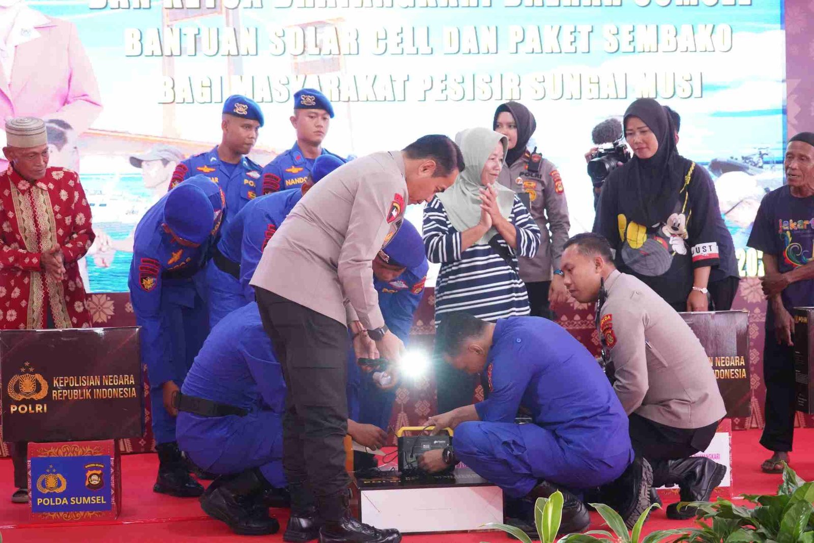 Meminimalisir Kecelakaan, Nelayan Banyuasin II Terima Bantuan Solar Cell. (Foto: Diskominfo Banyuasin)