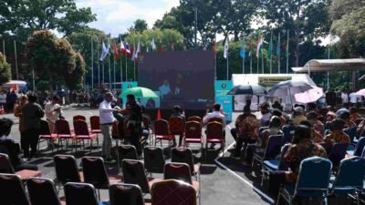 Suasana di luar gedung MK saat sidang