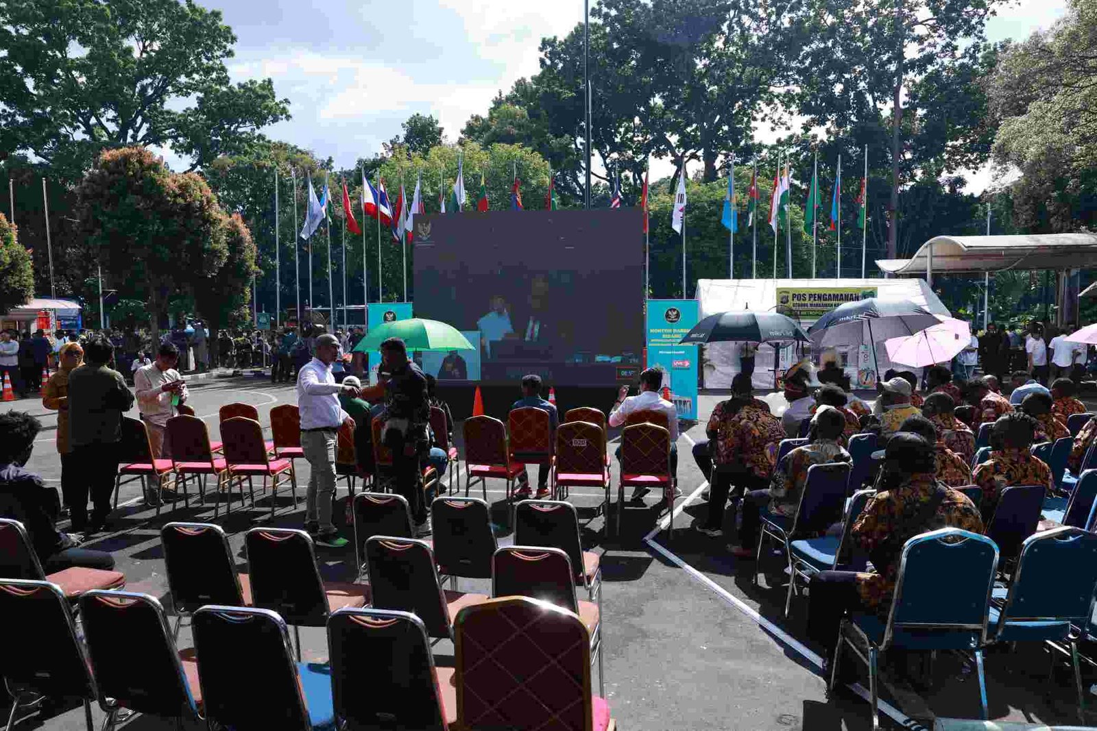 Suasana di luar gedung MK saat sidang