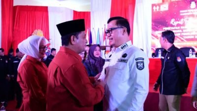 Penjabat (Pj) Bupati Banyuasin Muhammad Farid saat memberi ucapan selamat kepada Paslon Bupati Banyuasin terpilih Askolani dan Netta. (Foto: Kominfo Banyuasin)