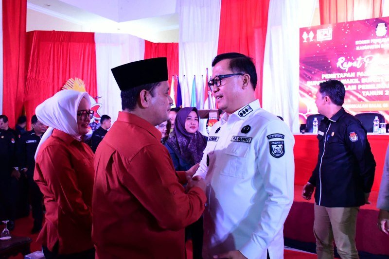 Penjabat (Pj) Bupati Banyuasin Muhammad Farid saat memberi ucapan selamat kepada Paslon Bupati Banyuasin terpilih Askolani dan Netta. (Foto: Kominfo Banyuasin)