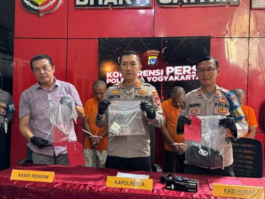 Polresta Yogyakarta saat memaparkan ungkapan kasus sindikat pencurian sepeda motor dengan barang buktinya di Mako Polresta Yogyakarta. (Foto : Simon)