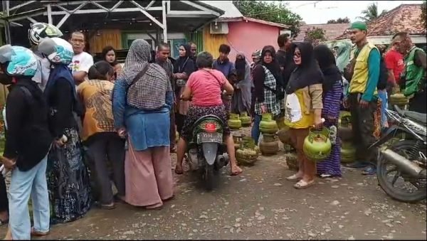Warga Muara Enim Menjerit Sulitnya Mendapatkan Gas Elpiji 3 kg di Warung. (Foto: Edward Pusra)
