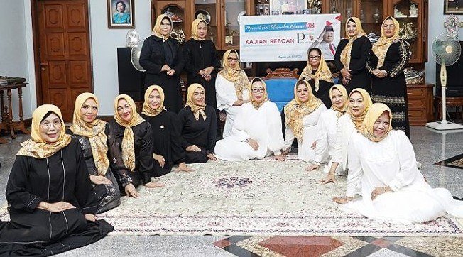 Ketum P-Perisai, Dra Amy Kadiono saat diabadikan bersama para pengurus. (Foto : Dok Majalah Kebaya.com)