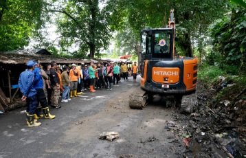 Sekretaris Daerah Kabupaten Ogan Komering Ulu Selatan, H. M. Rahmattullah, S.STP., MM., memimpin langsung penataan, penertiban dan gotong royong kebersihan Pasar Saka Selabung. (Foto: Kominfo OKU Selatan)