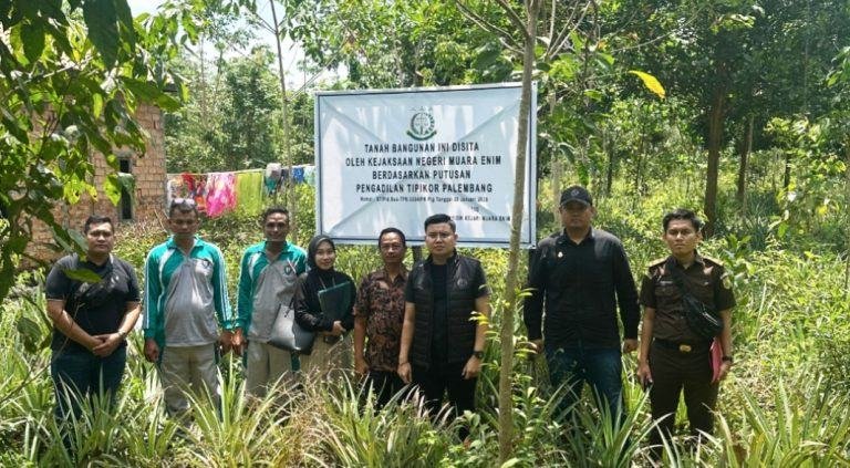 Kejari Muara Enim Sita Sebidang Tanah Milik Kades Tanjung Medang