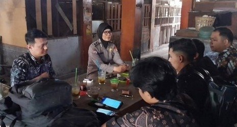 Kolase foto, Polsek Mantrijeron saat giat sambang Jumat Curhat dengan karyawan BCA. (Foto : Polsek Mantrijeron)