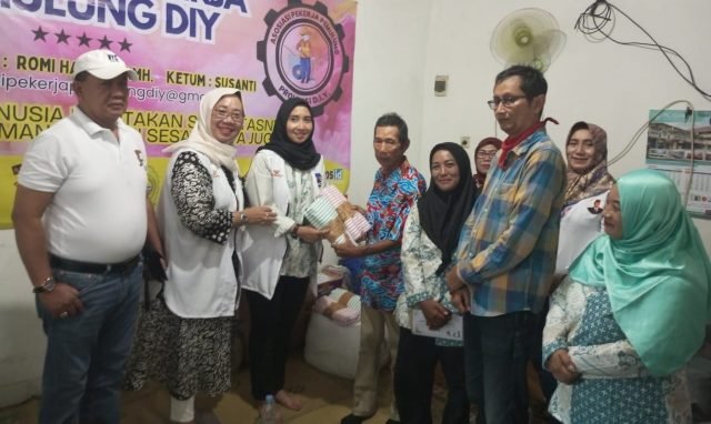 Antonius Fokki Ardiyanto (Politisi PDI Perjuangan) saat diabadikan bersama pengurus dan anggota Asosiasi Pekerja Pemulung DIY di Bantul. (Foto : Simon)