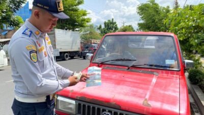 Petugas Dishub Kota Yogya saat menunjukkan surat uji KIR yang masa berlakunya telah habis dari salah satu pemilik angkutan barang. (Foto : Dishub Yoga)