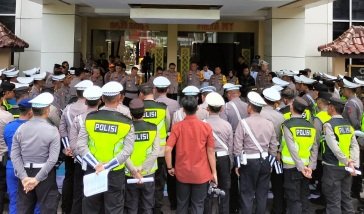 Ilustrasi gambar personil Polresta Yogyakarta, saat mendengarkan arahan dari Kapolresta. (Foto : Polresta Yogyakarta)