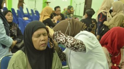 Pemeriksaan telinga oleh tenaga kesehatan. (Foto : Dinkes Kota Yogya)