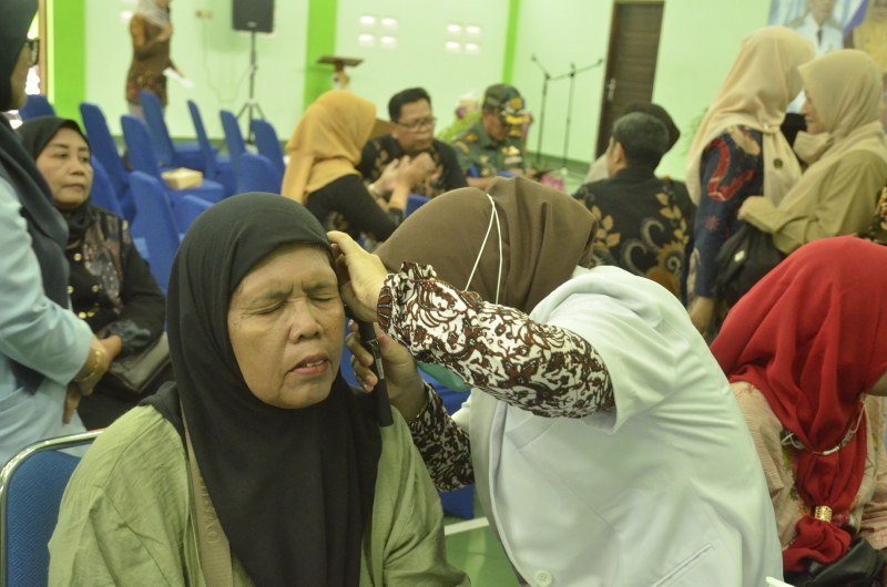 Pemeriksaan telinga oleh tenaga kesehatan. (Foto : Dinkes Kota Yogya)
