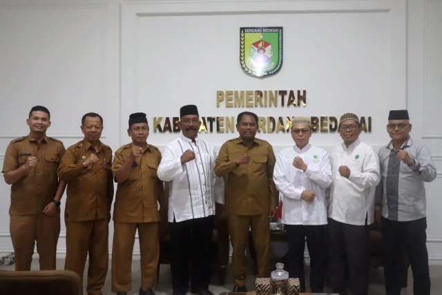 Bupati Sergai H. Darma Wijaya didampingi Penjabat Sekretaris Daerah Kabupaten Sergai Rusmiani Purba, menerima audiensi dari berbagai kelompok masyarakat. (Foto: Kominfo Sergai)