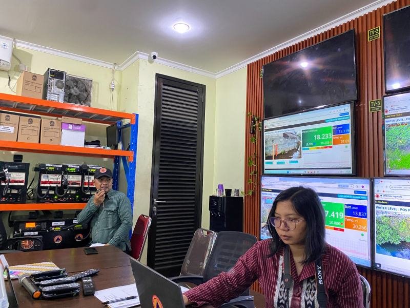 Kepala Pelaksana BPBD Kota Yogya, Nur Hidayat saat berada di ruang Pusdalops BPBD Kota Yogya untuk melakukan simulasi sembilan EWS baru. (Foto : BPBD Kota Yogyakarta)