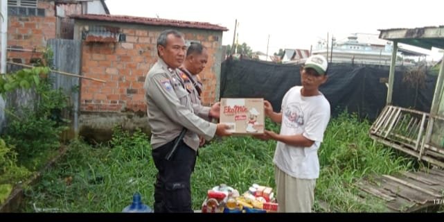 Ini Bentuk Keduli Polsek Kertapati Kepada Warga Terdampak Rumah Roboh di Kemang Agung. (Foto: Polsek Kertapati)