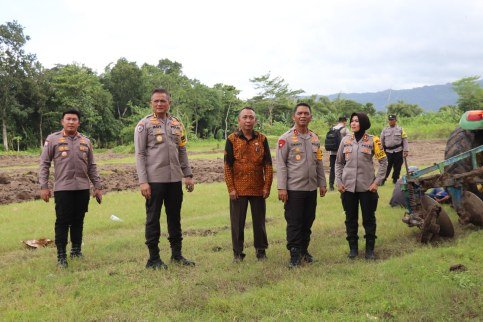 Kapolda DIY, Irjen Pol Suwondo Nainggolan, melakukan pengecekan lokasi lahan persiapan penanaman jagung itu pada Kamis (13/2/2025). (Foto : Polda DIY)