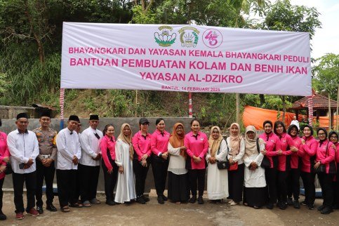 Kegiatan bakti sosial dihadiri langsung oleh Ketua Umum Bhayangkari Pusat Ny. Juliati Sigit Prabowo bersama pengurus. Kemudian, didampingi Ketua Bhayangkari Daerah D.I.Yogyakarta, Ny. Novi Suwondo. (Foto : Polda DIY)