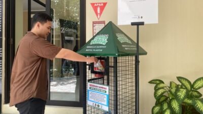 Salah satu pengunjung MPP Kota Yogya saat melakukan sedekah barang berupa botol plastik yang dilakukan di dropbox yang berada di MPP Kota Yogya. (Foto Baznas Yogya)