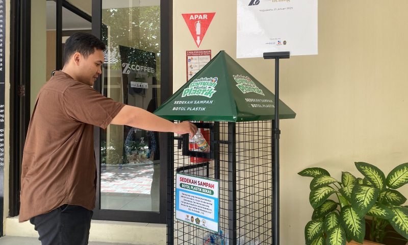 Salah satu pengunjung MPP Kota Yogya saat melakukan sedekah barang berupa botol plastik yang dilakukan di dropbox yang berada di MPP Kota Yogya. (Foto Baznas Yogya)