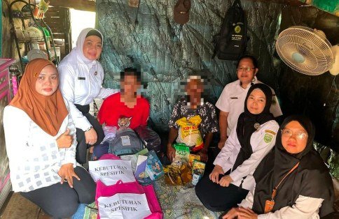 Kepala Dinas Pemberdayaan Perempuan dan Perlindungan Anak (PPPA) Provinsi Sumatera Selatan, Fitriana, S.Sos., M.Si, bersama Tim UPTD PPA dan Kasi Perlindungan Khusus Anak DPPPA melakukan kunjungan ke rumah korban kekerasan anak