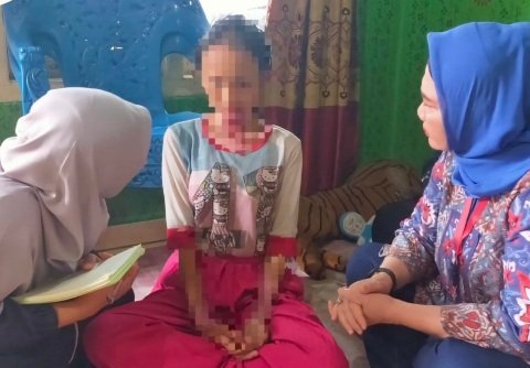 Kepala Dinas Pemberdayaan Perempuan dan Perlindungan Anak (PPPAPPKB) Provinsi Sumatera Selatan, Fitriana, S.Sos, M.Si, bersama tim UPTD PPA, Kepala Bidang Perlindungan Perempuan dan Anak, serta Kasie Perlindungan Khusus Anak, melakukan kunjungan ke rumah korban Kekerasan Dalam Rumah Tangga (KDRT) di Kabupaten Muara Enim.