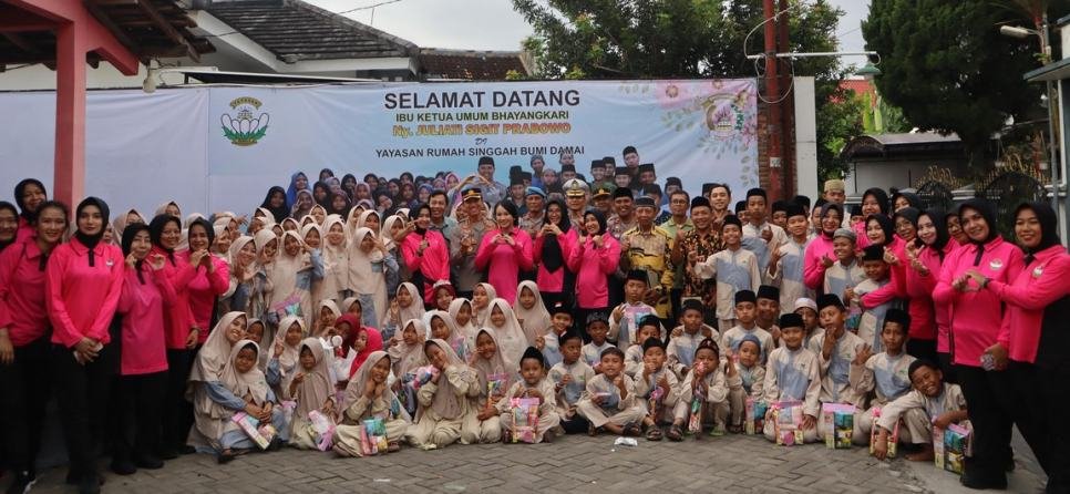 Ketum Bhayangkari Juliati Sigit Prabowo, beserta rombongan, saat kunjungannya di Kota Yogyakarta. (Foto : Polresta Yogyakarta)