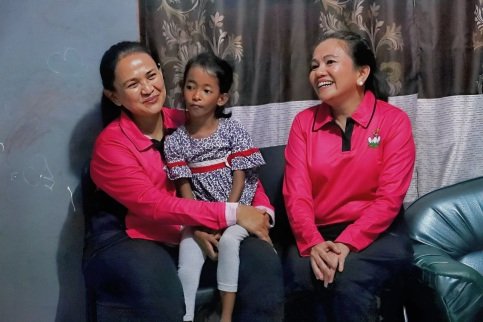 Ketua Umum Bhayangkari, Ny. Juliati Sigit Prabowo, saat baksos di DIY. (Foto : Polda DIY)