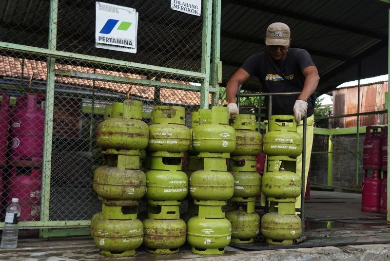 Pekerja menata gas bersubsidi 3 kg di Agen Gas LPG PT Soekatirah di Warungboto. (Foto : Disperindag Yogya)