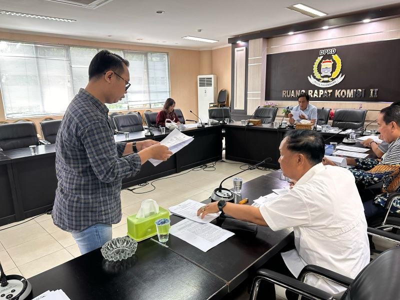 Komisi II DPRD kota Palembang saat melaksanakan rapat, pada Selasa (18/2/2025),