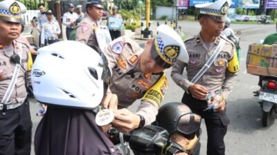 Polres Bantul saat membagikan helm gratis, kepada masyarakat. (Foto : Satlantas Polres Bantul)