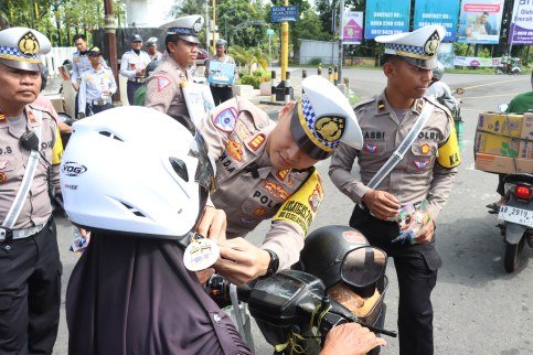 Polres Bantul saat membagikan helm gratis, kepada masyarakat. (Foto : Satlantas Polres Bantul)