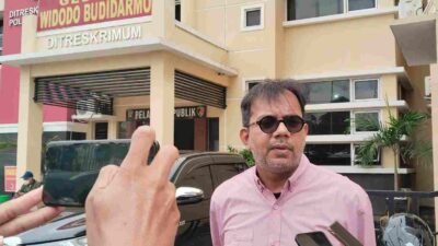 Kuasa Hukum PT SKB Haris Azhar saat wawancara dengan awak media, Rabu (19/2/2025).