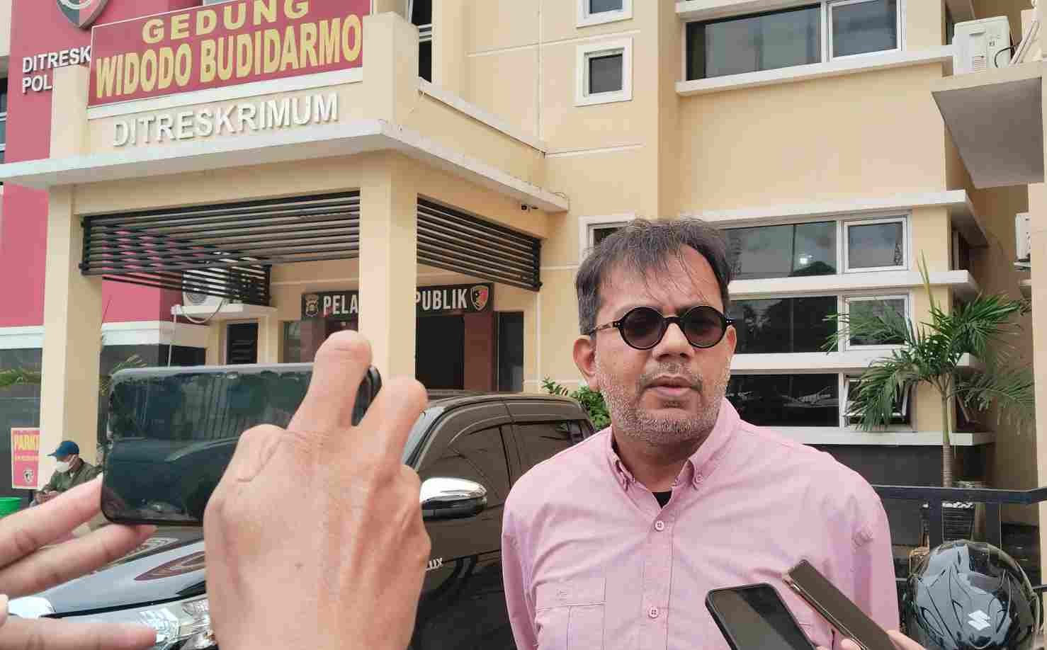 Kuasa Hukum PT SKB Haris Azhar saat wawancara dengan awak media, Rabu (19/2/2025).