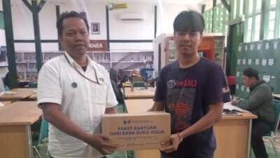 Perwakilan Dinas Perpustakaan dan Kearsipan Kota Yogyakarta menyerahkan bantuan buku kepada perwakilan Asosiasi Pekerja Pemulung DIY. (Foto : APPD)