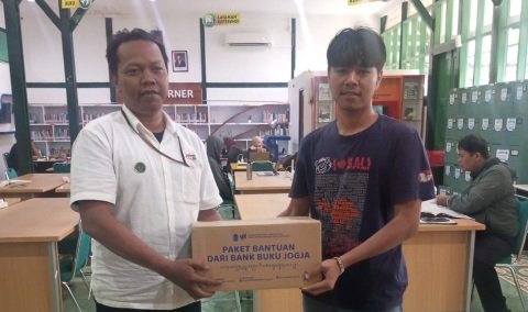 Perwakilan Dinas Perpustakaan dan Kearsipan Kota Yogyakarta menyerahkan bantuan buku kepada perwakilan Asosiasi Pekerja Pemulung DIY. (Foto : APPD)