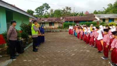 Plh Kapolsek Dempo Utara bersama Bhabinkamtibmas menggelar sosialisasi di SD Negeri 26 Pagar Alam untuk menanamkan disiplin berlalu lintas dan pencegahan kenakalan sejak dini.