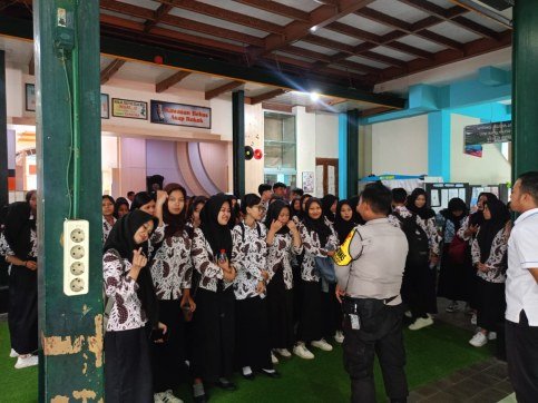 Bripka Bayu memaparkan beberapa jalur penerimaan Polri kepada para siswa-siswi. (Foto : Polsek Gedongtengen)