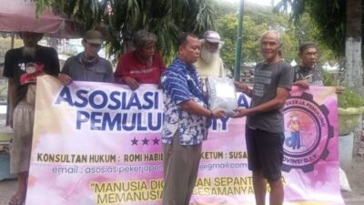 Dinsosnakertrans Yogyakarta serahkan bantuan pakaian bekas kepada Asosiasi Pekerja Pemulung DIY. (Foto : Dinsosnakertrans Yogyakarta)