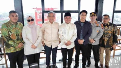 Ketua Majelis Permusyawaratan Rakyat (MPR) Republik Indonesia (RI) Periode 2024–2029, Ahmad Muzani langsung nikmati lokasi wisata menara Ampera. (Dok. Kominfo Palembang)